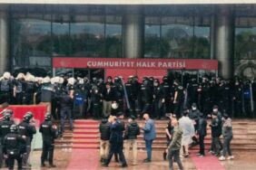 CHP Genel Merkezi'ne polis müdahalesi