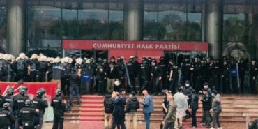 CHP Genel Merkezi'ne polis müdahalesi