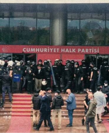CHP Genel Merkezi'ne polis müdahalesi