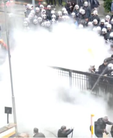 CHP Genel Merkezi'ne polis müdahalesi