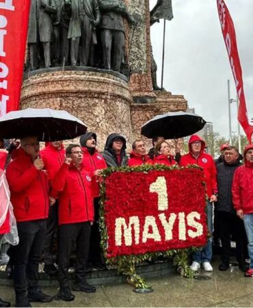 DİSK, Taksim'e çelenk bıraktı