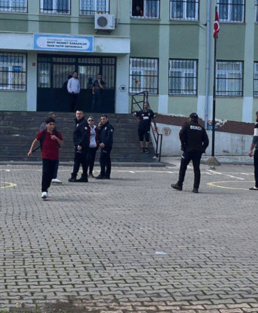 Diyarbakır'da okula saldırı Öğrenciler tahliye edildi