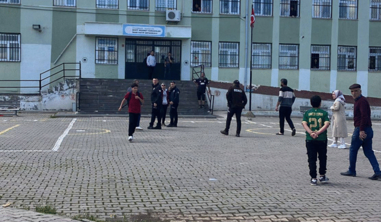 Diyarbakır'da okula saldırı Öğrenciler tahliye edildi