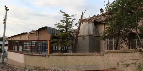 Eskişehir’de camiye yıldırım düştü: İmam yaralandı!