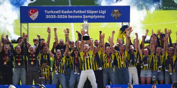 Fenerbahçe ArsaVev Kadın Futbol Takımı, şampiyonluk kupasını aldı