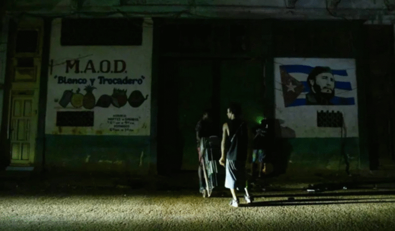Havana tekrardan karanlıklar içinde kaldı Küba'da halk 'ışıkları açın' sloganı attı