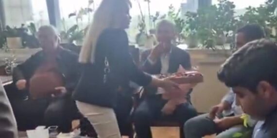 Kılıçdaroğlu ekibinden Genel Merkez’de çikolatalı kutlama!