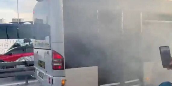 Metrobüste korkutan yangın: Seferler durduruldu