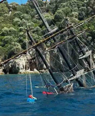 Muğla'da tur teknesi battı