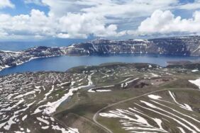 Nemrut Krater Gölü’nde görsel şölen Kar tünelleri ve yaz bir arada