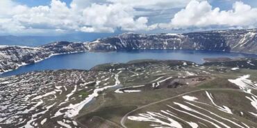 Nemrut Krater Gölü’nde görsel şölen Kar tünelleri ve yaz bir arada