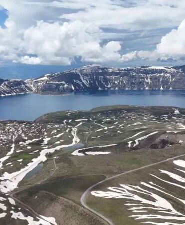 Nemrut Krater Gölü’nde görsel şölen Kar tünelleri ve yaz bir arada