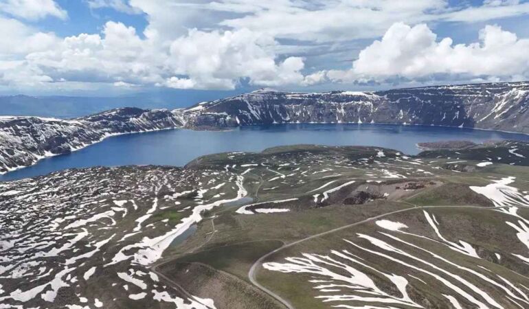 Nemrut Krater Gölü’nde görsel şölen Kar tünelleri ve yaz bir arada