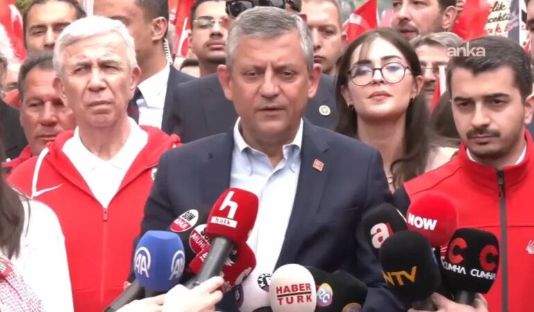 Özgür Özel 19 Mayıs Gençlik Korteji'nde konuştu