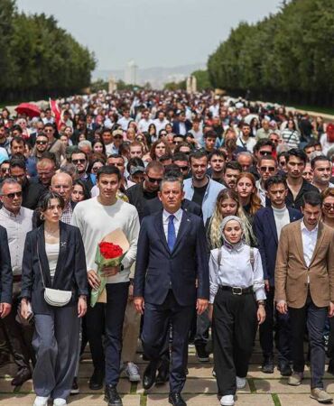 Özgür Özel, Anıtkabir yürüyüşünde gençlerle buluşacak