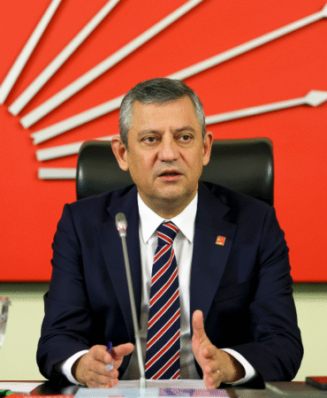 Özgür Özel’den gençlere mesaj 'Susmanızı isteyenler var, 19 Mayıs’ın ışığı karanlığı yenecek'
