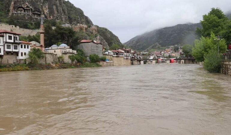 Sel ve taşkın riski Amasya ve Tokat’ta eğitime ara verildi