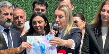 Silivri'de duruşma salonu önünde dikkat çeken çağrı ‘Ne olur bizi adalete inandırın’