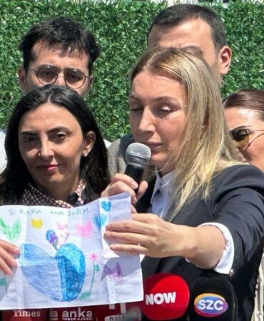 Silivri'de duruşma salonu önünde dikkat çeken çağrı ‘Ne olur bizi adalete inandırın’