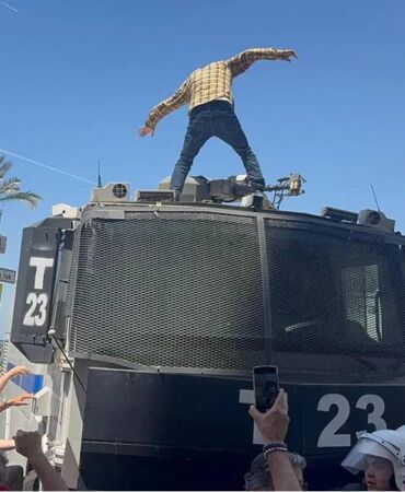 izmir'de TOMA'nın üstüne çıkmıştı