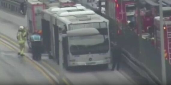 Avcılar’da metrobüste korkutan yangın: Seferlerde aksama yaşanıyor