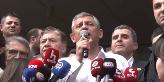 Özgür Özel, Genel Merkez önünde konuştu: ‘CHP bundan sonra sokaktadır’
