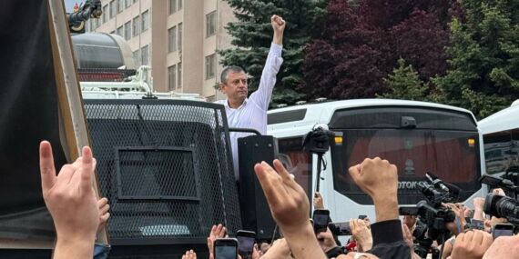 CHP Genel Başkanı Özgür Özel’in TBMM’ye yürüyüşüne engel: ‘Bize bina değil mücadele lazım!’