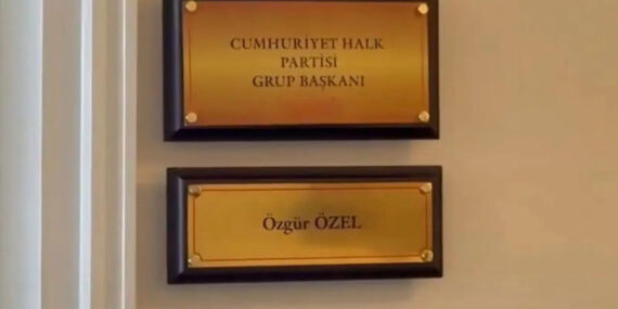 Özgür Özel’in TBMM’deki tabelası değiştirildi