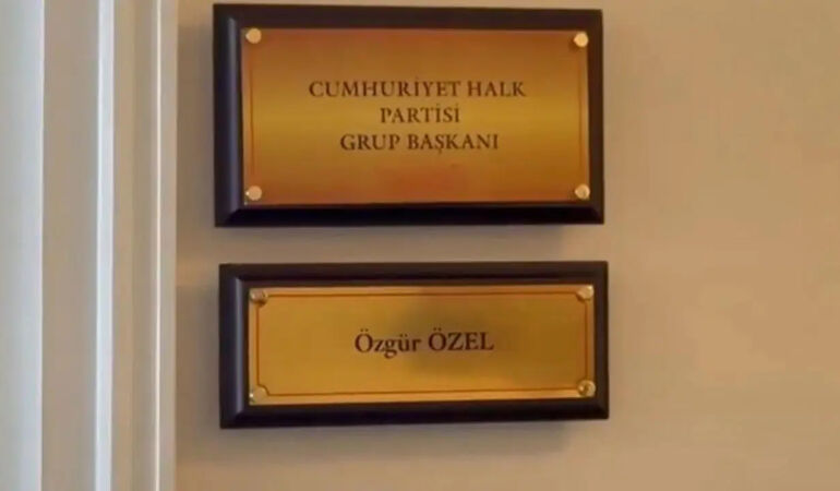 Özgür Özel’in TBMM’deki tabelası değiştirildi