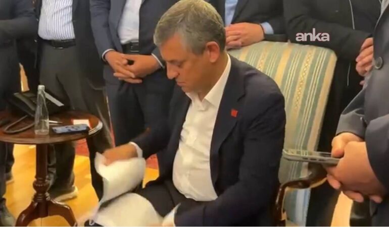Özgür Özel, kendisine ulaştırılan tebligatı yırttı: ‘Bunun için yıktılar baba ocağını’