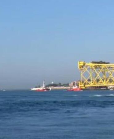 350 metrelik dev platform… İstanbul Boğazı'nda gemi trafiği durduruldu