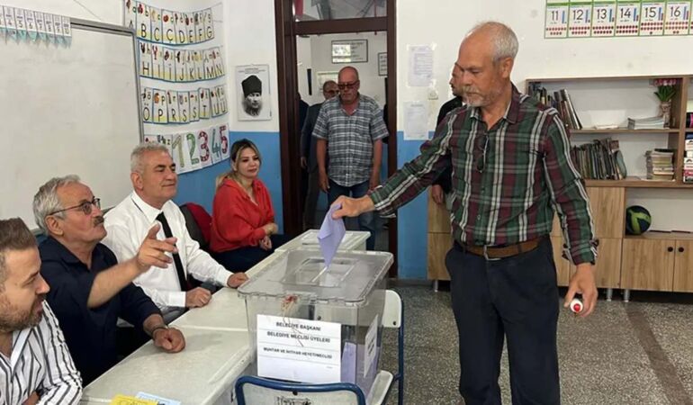 Belediye başkanı ve meclis üyeleri için oy verme işlemi başladı