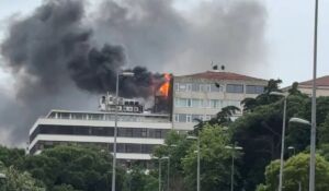 Beyoğlu'nda 5 katlı binada yangın