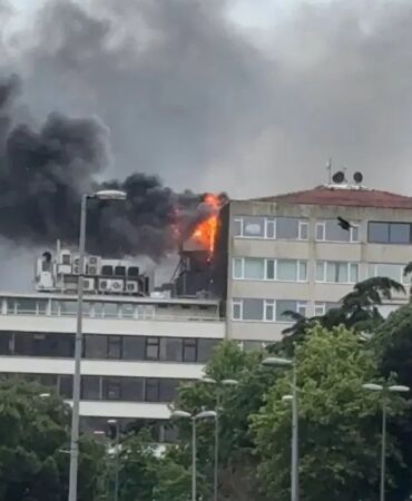 Beyoğlu'nda 5 katlı binada yangın