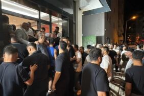 CHP İzmir İl Başkanlığı’nda arbede Özgür Özel posterleri kaldırıldı