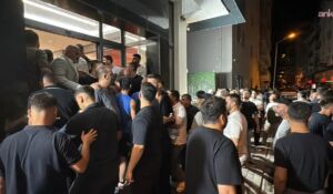 CHP İzmir İl Başkanlığı’nda arbede Özgür Özel posterleri kaldırıldı