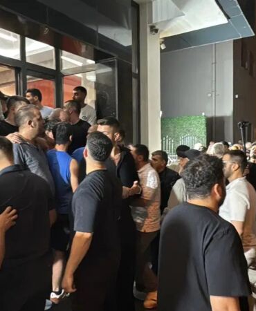 CHP İzmir İl Başkanlığı’nda arbede Özgür Özel posterleri kaldırıldı