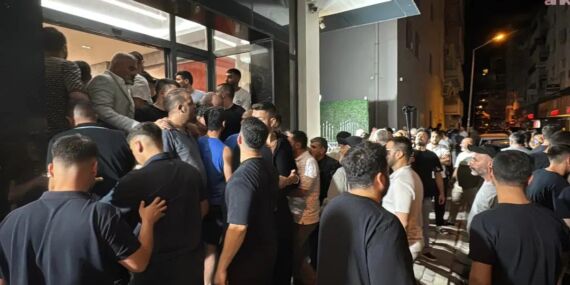 CHP İzmir İl Başkanlığı’nda arbede: Özgür Özel posterleri kaldırıldı