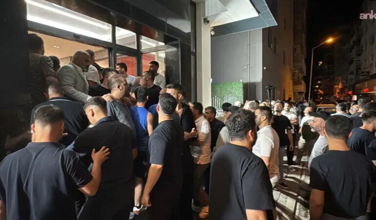 CHP İzmir İl Başkanlığı’nda arbede: Özgür Özel posterleri kaldırıldı