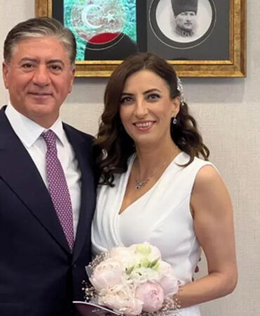 CHP'de mutlu gün Murat Emir ile Evrim Rızvanoğlu dünyaevine girdi