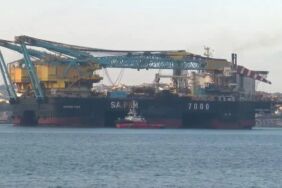 İstanbul Boğazı'ndan dev vinç gemisi geçiyor