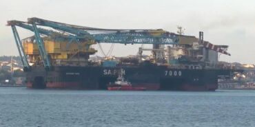 İstanbul Boğazı'ndan dev vinç gemisi geçiyor