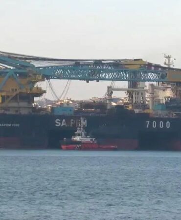 İstanbul Boğazı'ndan dev vinç gemisi geçiyor