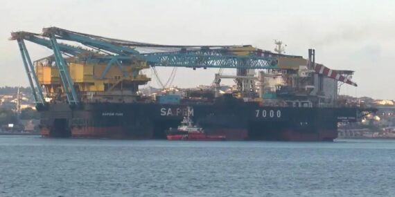 İstanbul Boğazı’ndan dev vinç gemisi geçiyor