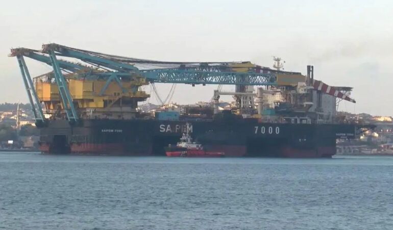 İstanbul Boğazı'ndan dev vinç gemisi geçiyor