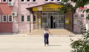 Osmaniye'de sınava saniyelerle geç kalan aday içeri alınmadı