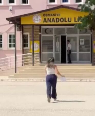 Osmaniye'de sınava saniyelerle geç kalan aday içeri alınmadı