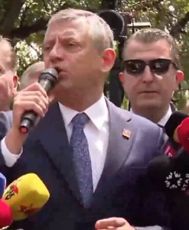 Özgür Özel’den TBMM önünde dikkat çeken açıklama “Bu darbeyi püskürttünüz”