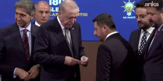 AKP’li Cumhurbaşkanı Erdoğan, Rasim Arı, Mesut Özarslan ve Mehmet Özcan’a rozet taktı