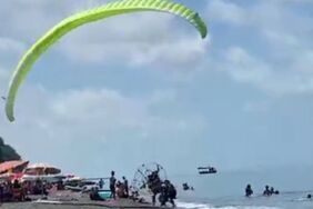 akçakoca'da korku dolu anlar motorlu paraşüt plajdaki kalabalığın arasına daldı
